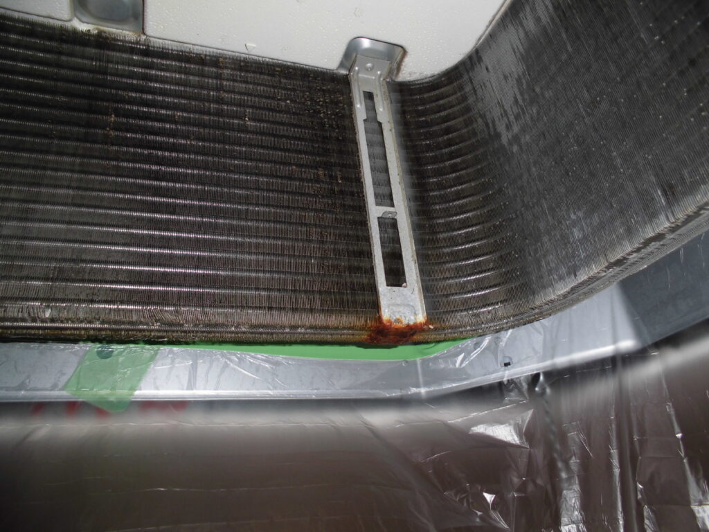 長岡京市の飲食店 天井カセット型エアコン分解作業 業務用エアコンクリーニング