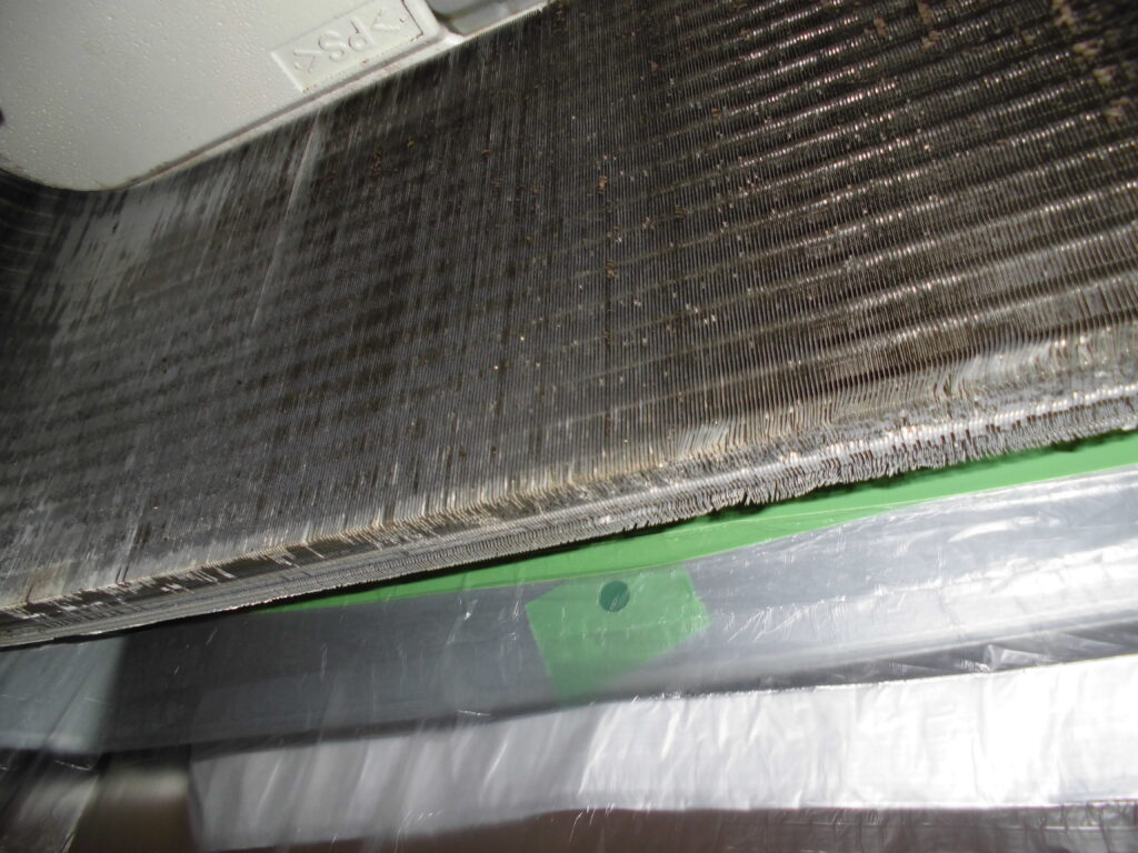 向日市の飲食店 天井埋め込みエアコン分解作業