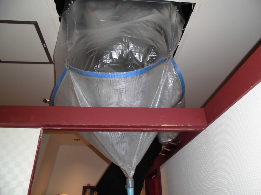 向日市の飲食店 天井カセット型業務用エアコンクリーニング 作業前