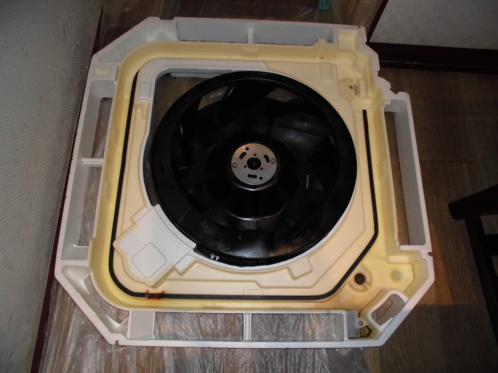 長岡京市の飲食店 天井カセット型エアコン 洗浄後の内部状態