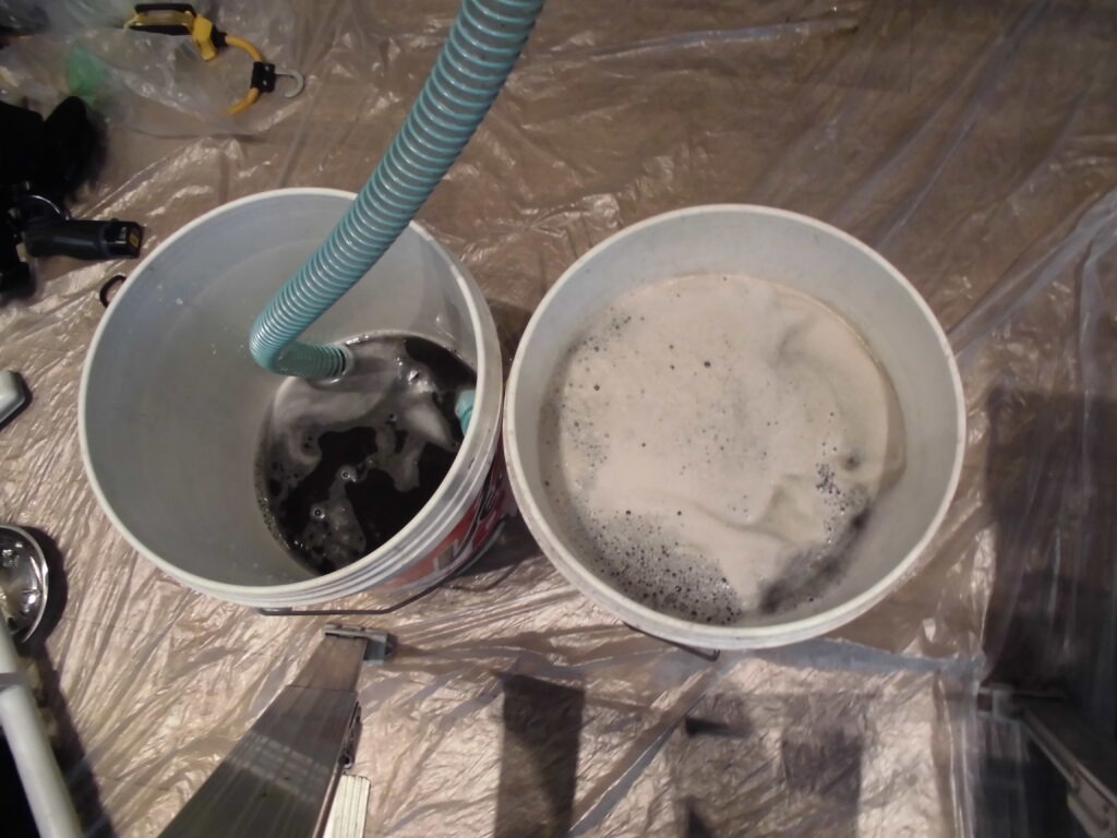 向日市の飲食店 エアコン洗浄後の汚水