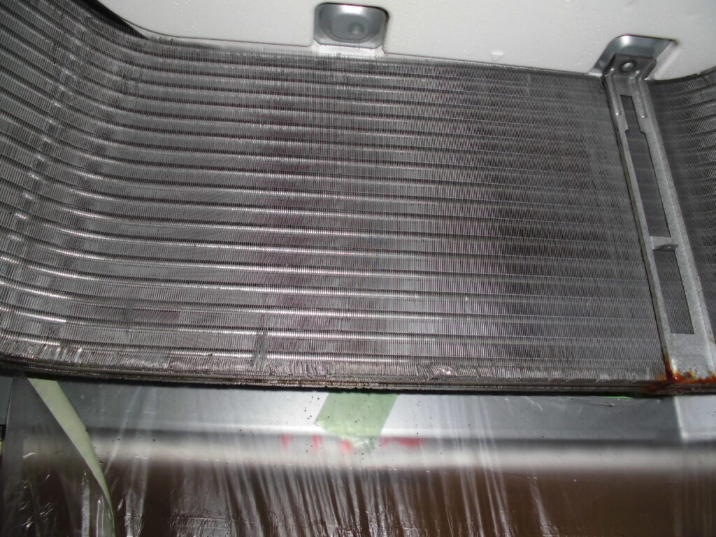 向日市の飲食店 業務用エアコン内部 高圧洗浄後