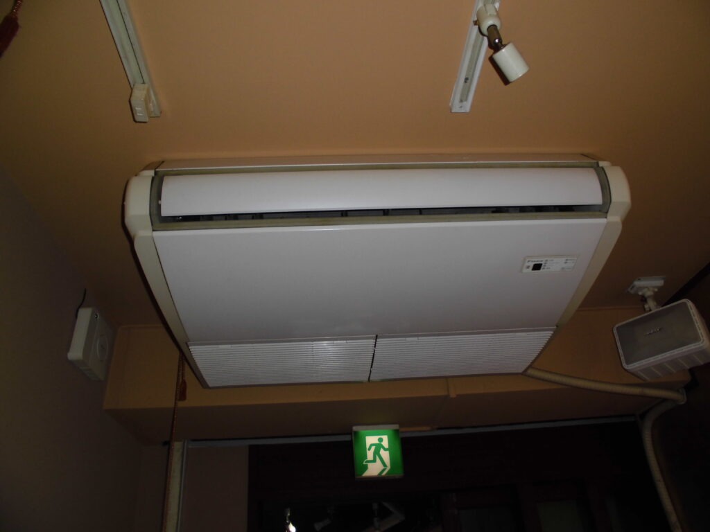 向日市のオフィスビル 天吊り型業務用エアコンクリーニング・洗浄 作業前