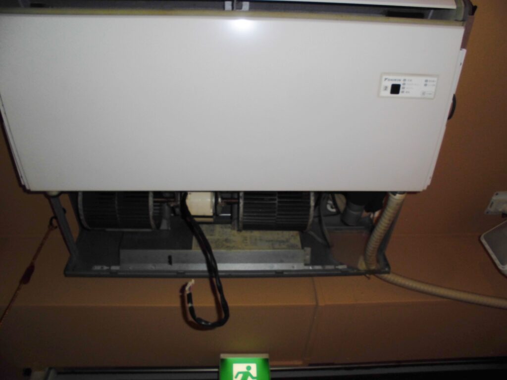 向日市のオフィスビル 天吊り型エアコン分解作業 業務用エアコンクリーニング