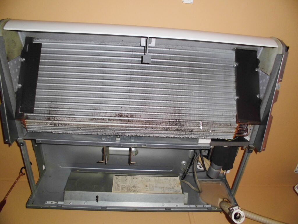 八幡市のオフィス 天吊り型エアコン分解作業