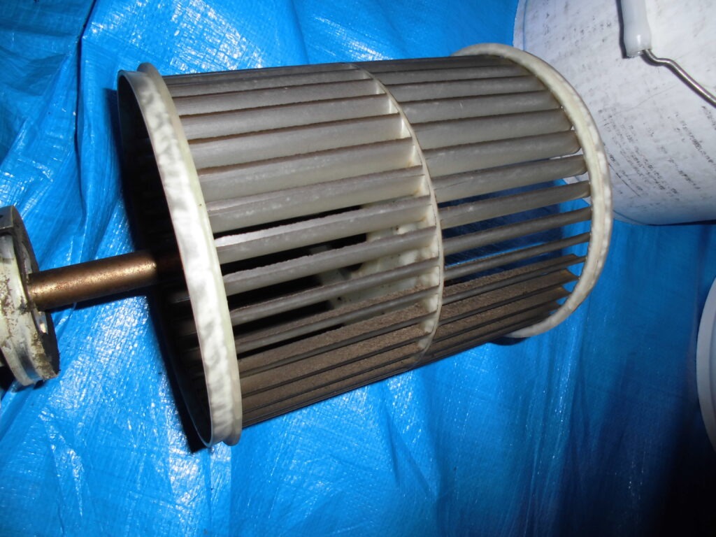 向日市のオフィスビル 業務用エアコン内部 高圧洗浄作業