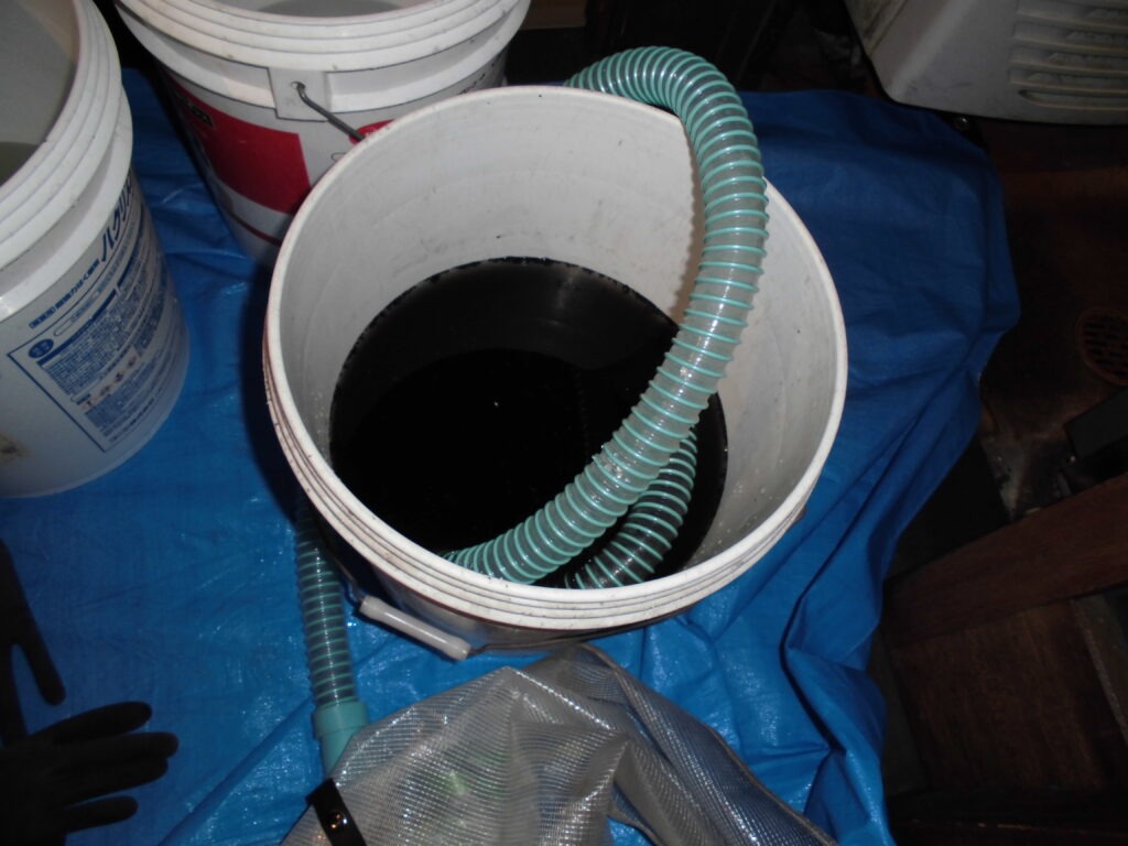 向日市のオフィスビル 天吊り型エアコン 洗浄後の汚水