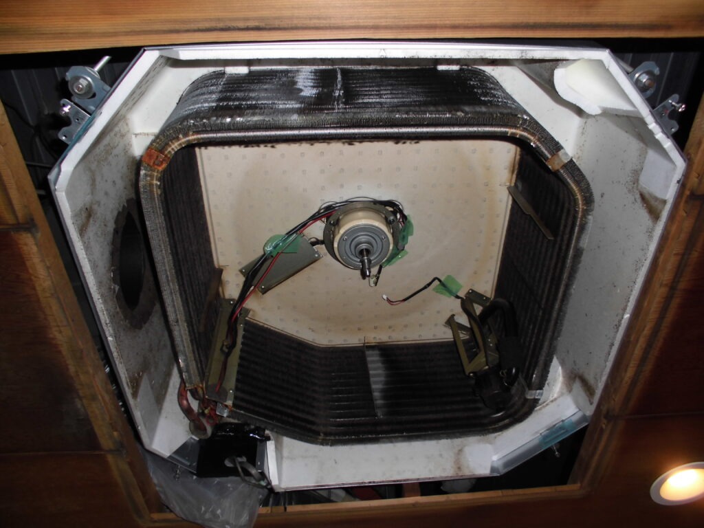 長岡京市の美容室 業務用エアコンクリーニング・洗浄 作業前