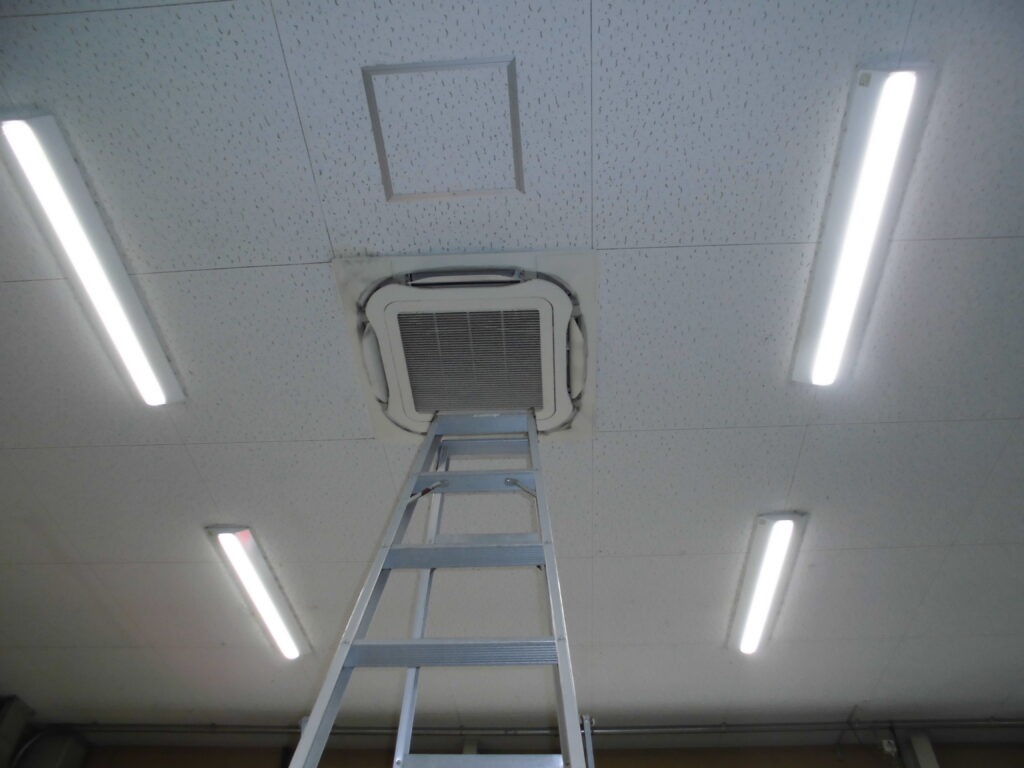 長岡京市の商業施設 天井カセット型業務用エアコンクリーニング 作業前