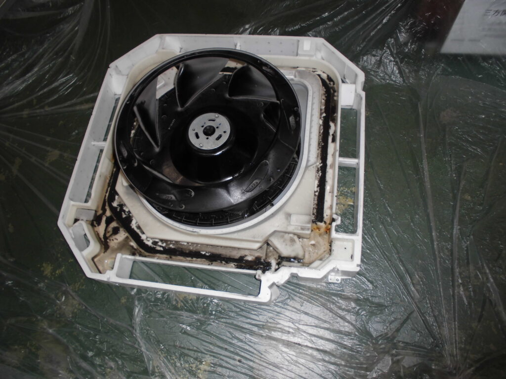 長岡京市の商業施設 エアコン分解作業