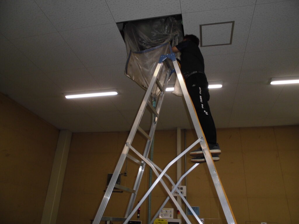 長岡京市の商業施設 業務用エアコン内部 高圧洗浄