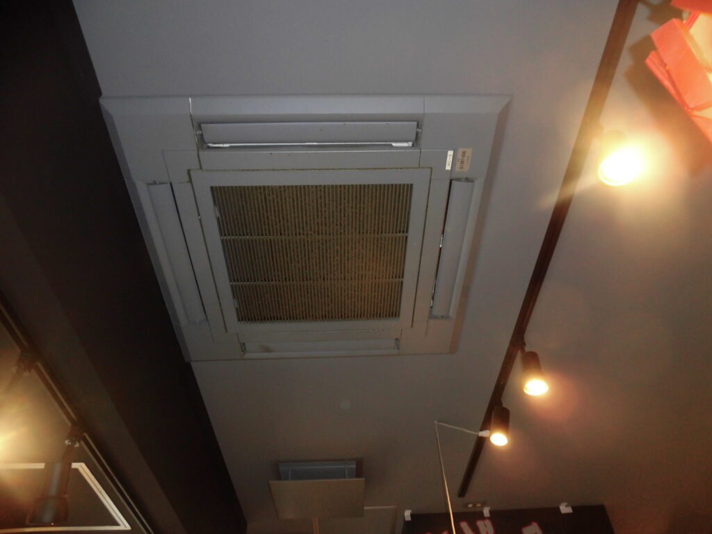 京都市の飲食店で業務用エアコンクリーニング 作業前