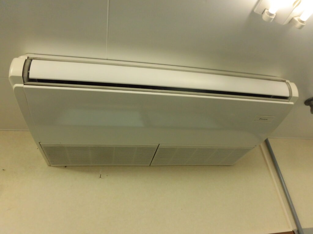 京都市の工場施設で業務用エアコンクリーニング 作業前