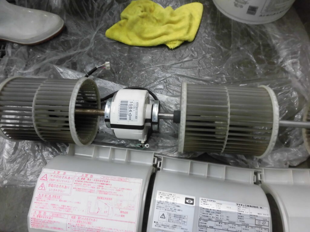 京都市の工場施設で業務用エアコンクリーニング 分解作業