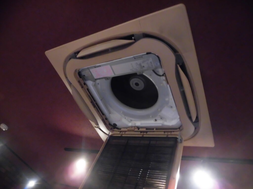 京都市の商業施設で業務用エアコンクリーニング 作業前