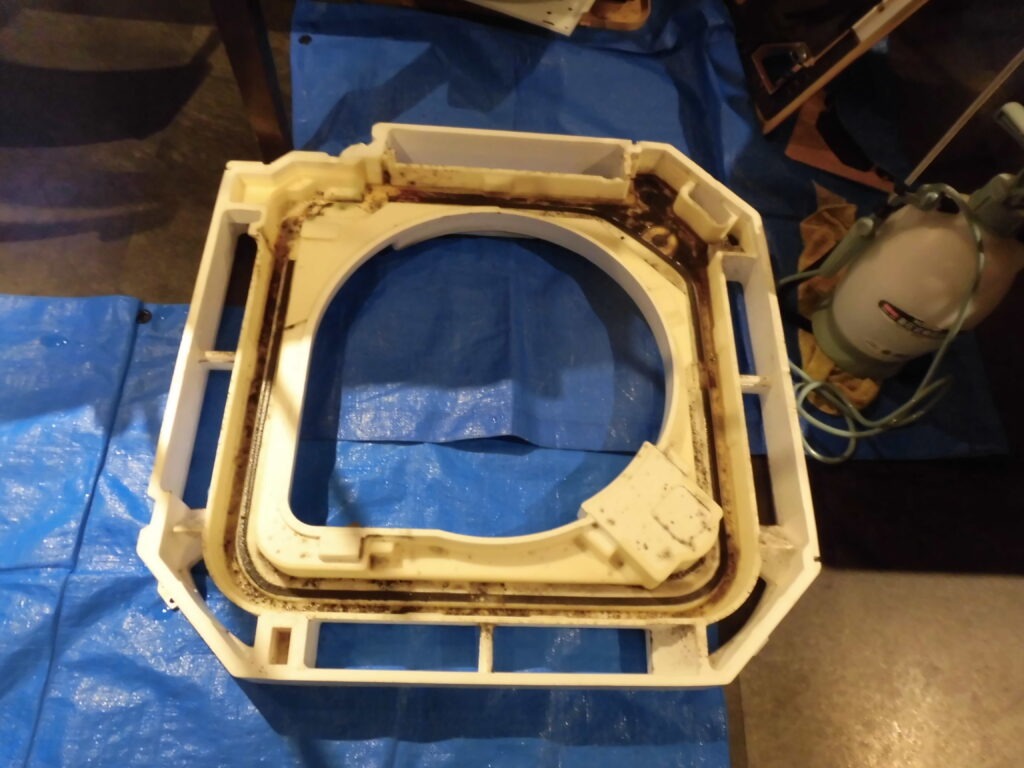 京都市の商業施設で業務用エアコンクリーニング 分解作業