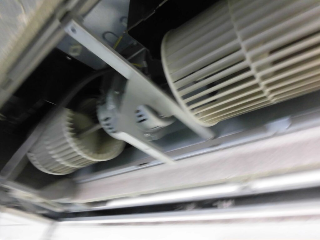 京都市の学校施設で業務用エアコンクリーニング 作業前