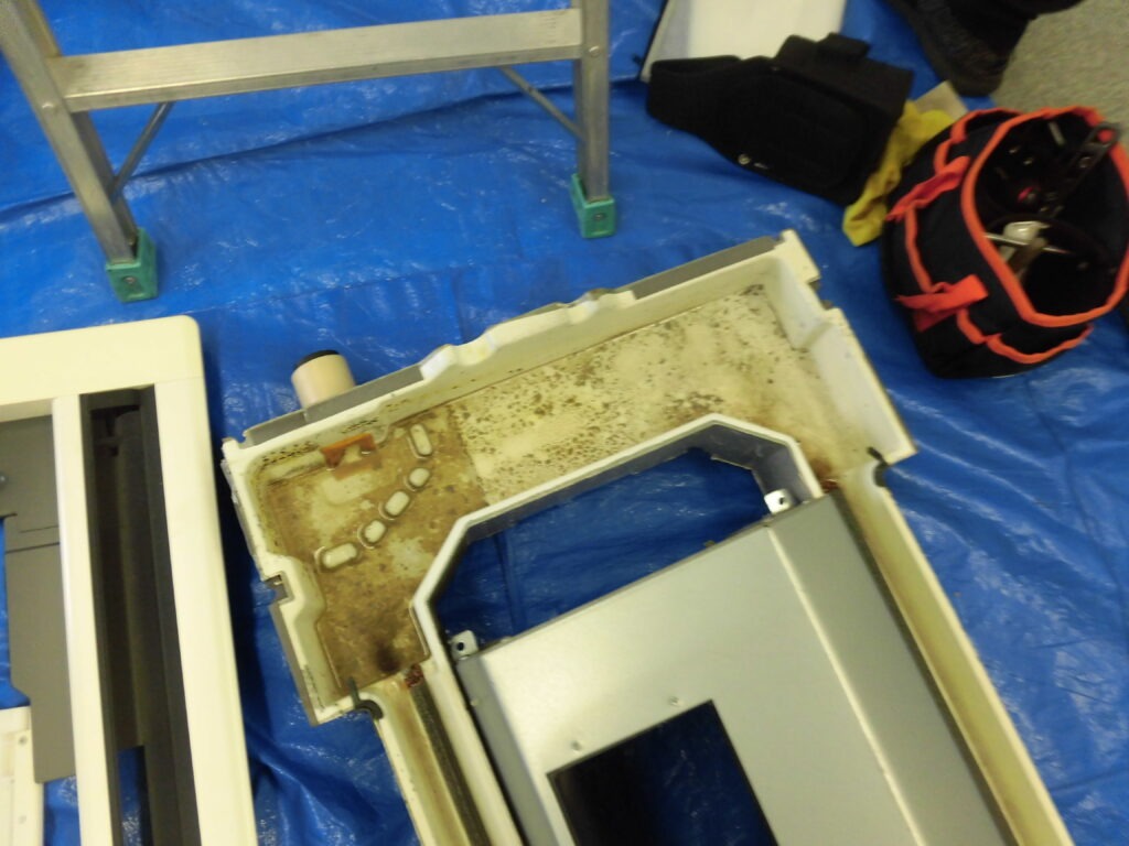 京都市の学校施設で業務用エアコンクリーニング 分解作業