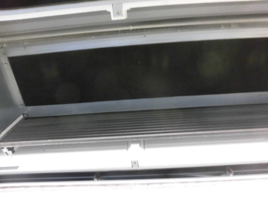 京都市の学校施設で業務用エアコンクリーニング 内部洗浄