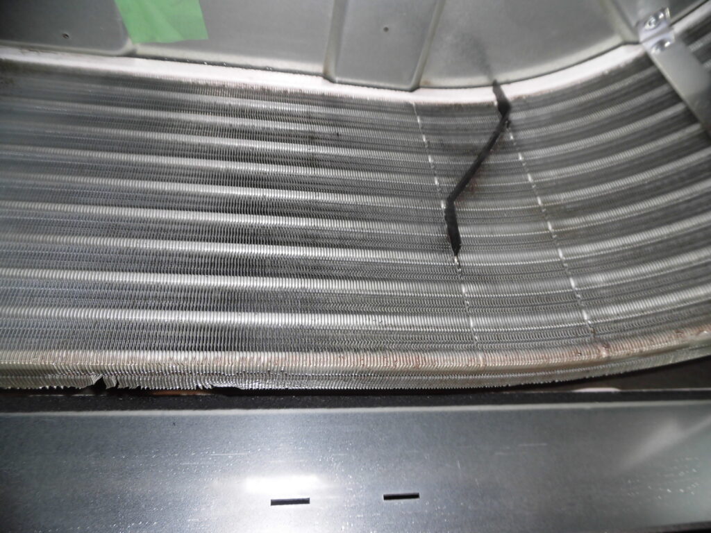 京都市の病院施設で業務用エアコンクリーニング 分解作業