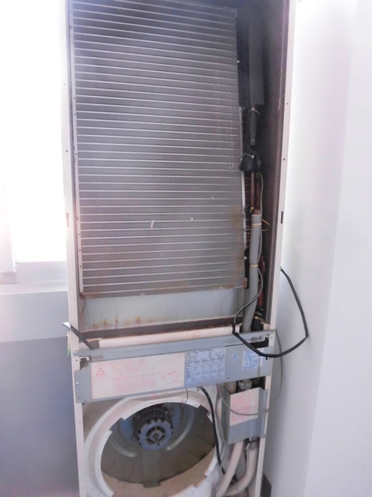 京都市の介護施設で業務用エアコンクリーニング 分解作業