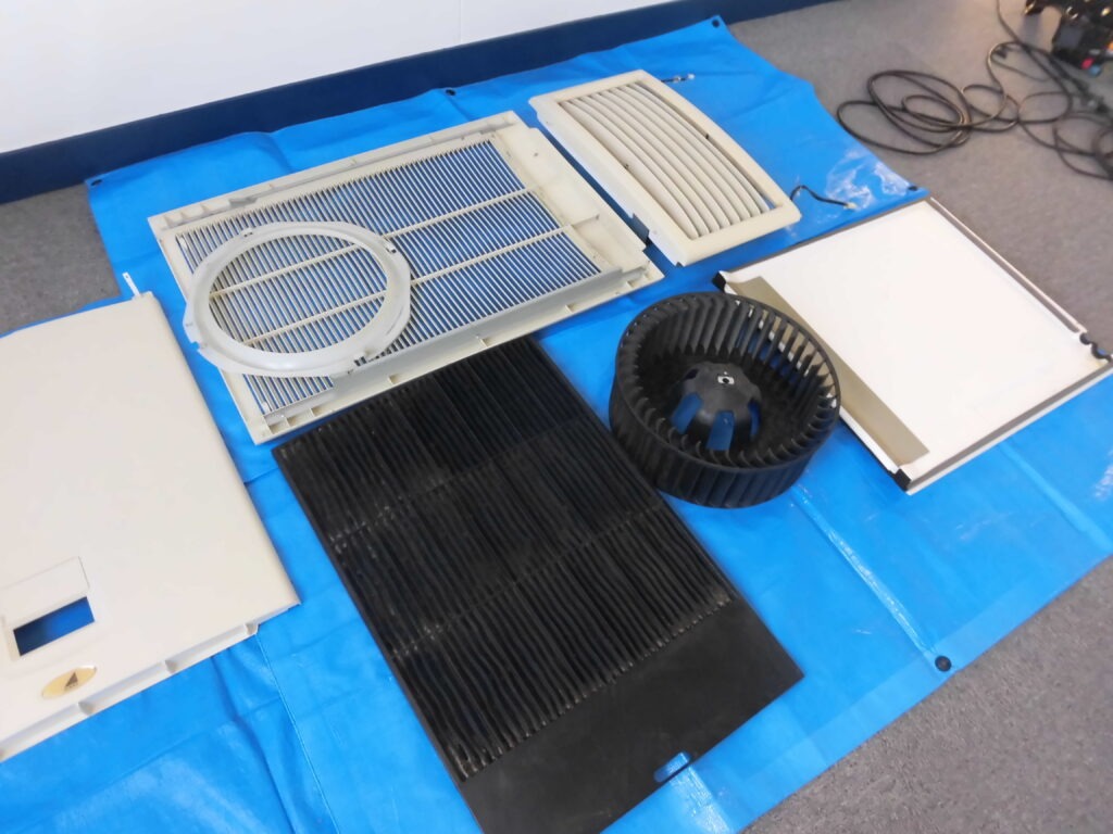 京都市の介護施設で業務用エアコンクリーニング 内部洗浄