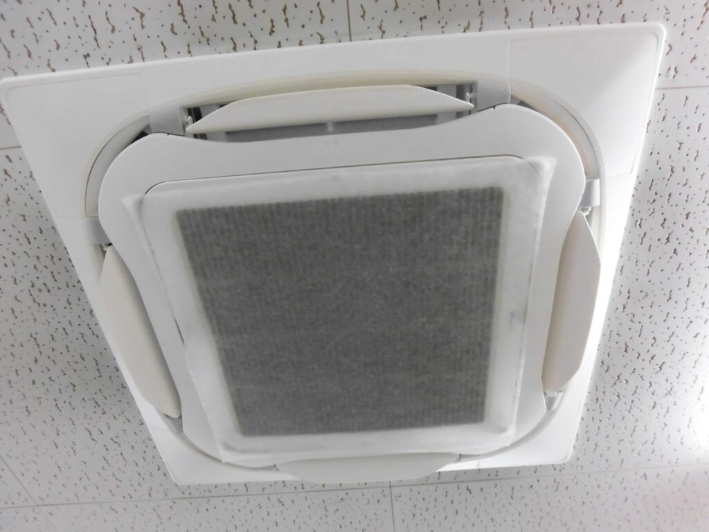 京都市のオフィスビルで業務用エアコンクリーニング 作業前