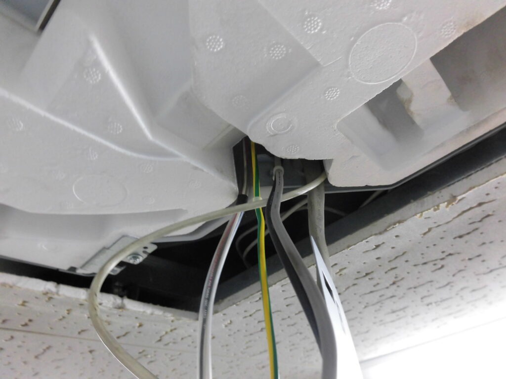 京都市の業務用エアコンクリーニング 外装パネルの分解作業