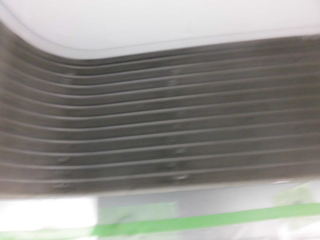 京都市のオフィスビルで業務用エアコンクリーニング 分解作業