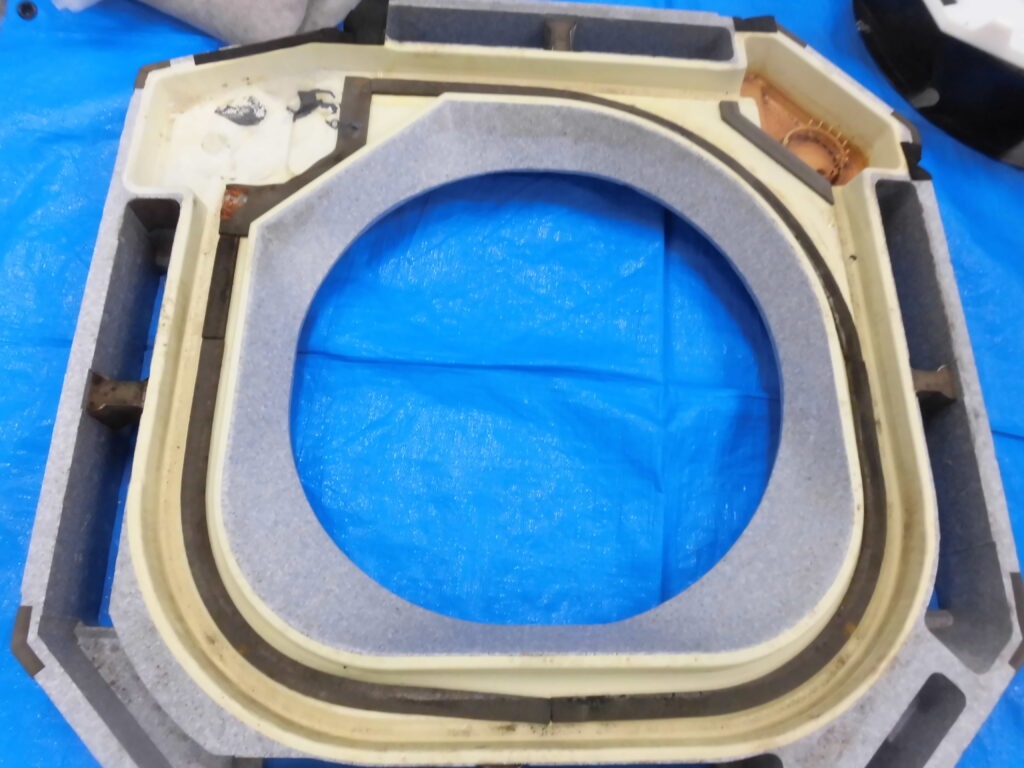 京都市の業務用エアコンクリーニング 取り外したドレンパン