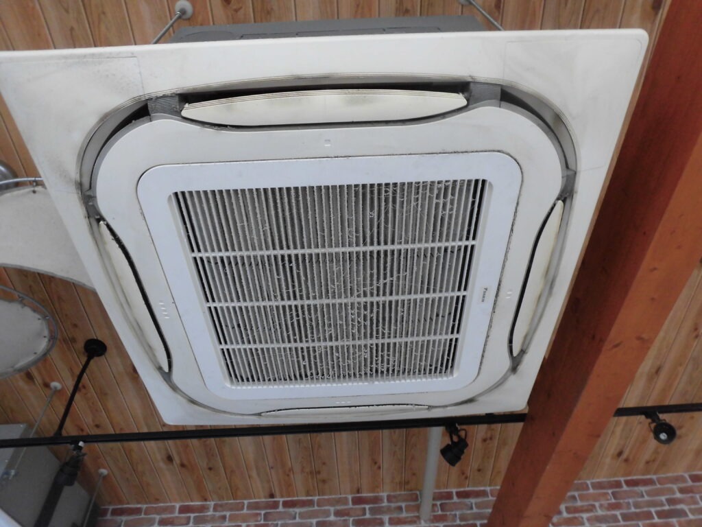 京都市の美容室で業務用エアコンクリーニング 作業前