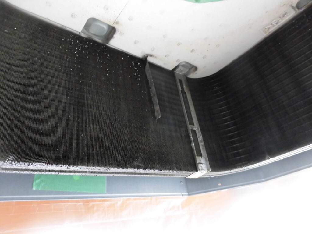 京都市の美容室で業務用エアコンクリーニング 分解作業