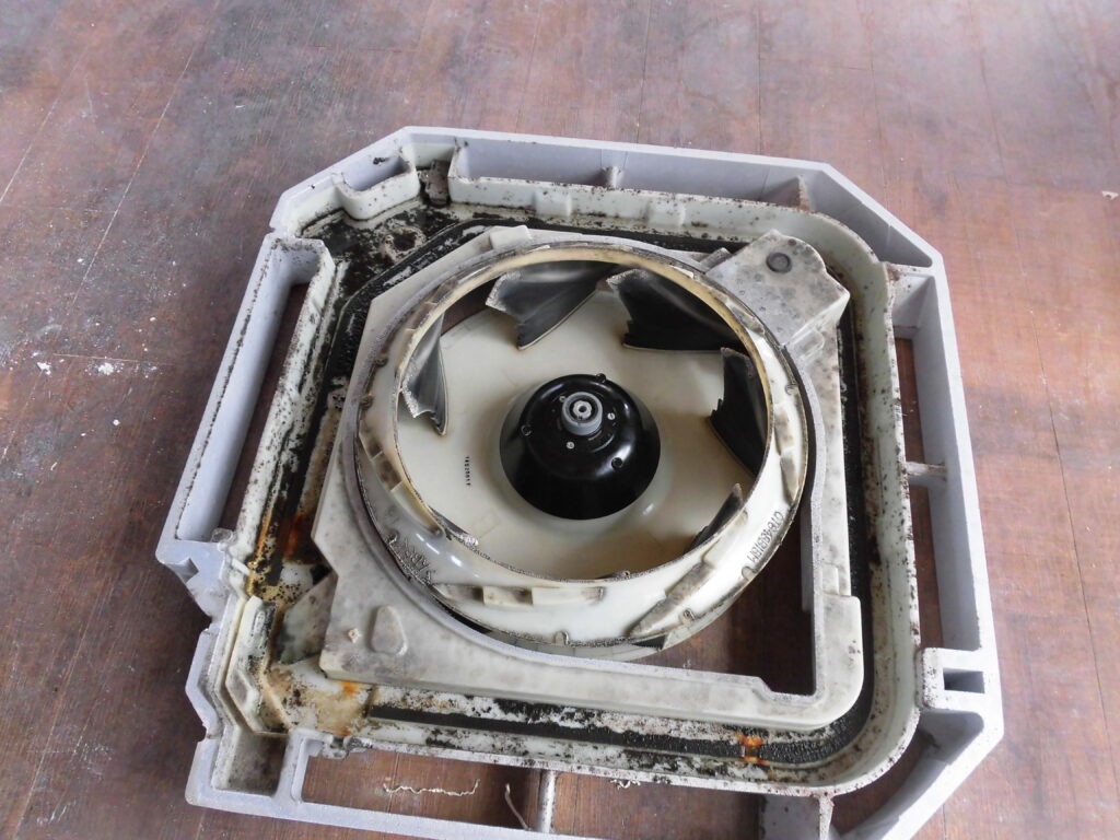 京都市の美容室で業務用エアコンクリーニング 内部洗浄