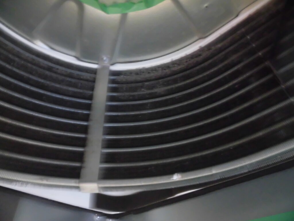 京都市のホテル客室で業務用エアコンクリーニング 分解作業