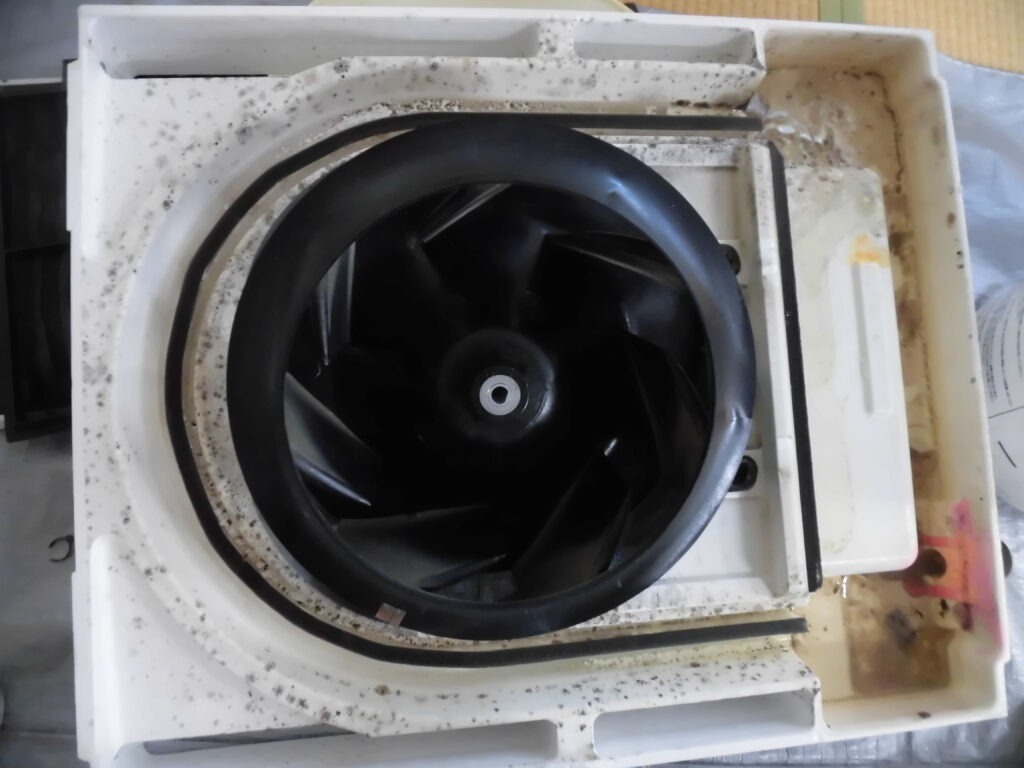 京都市のホテル客室で業務用エアコンクリーニング 内部洗浄