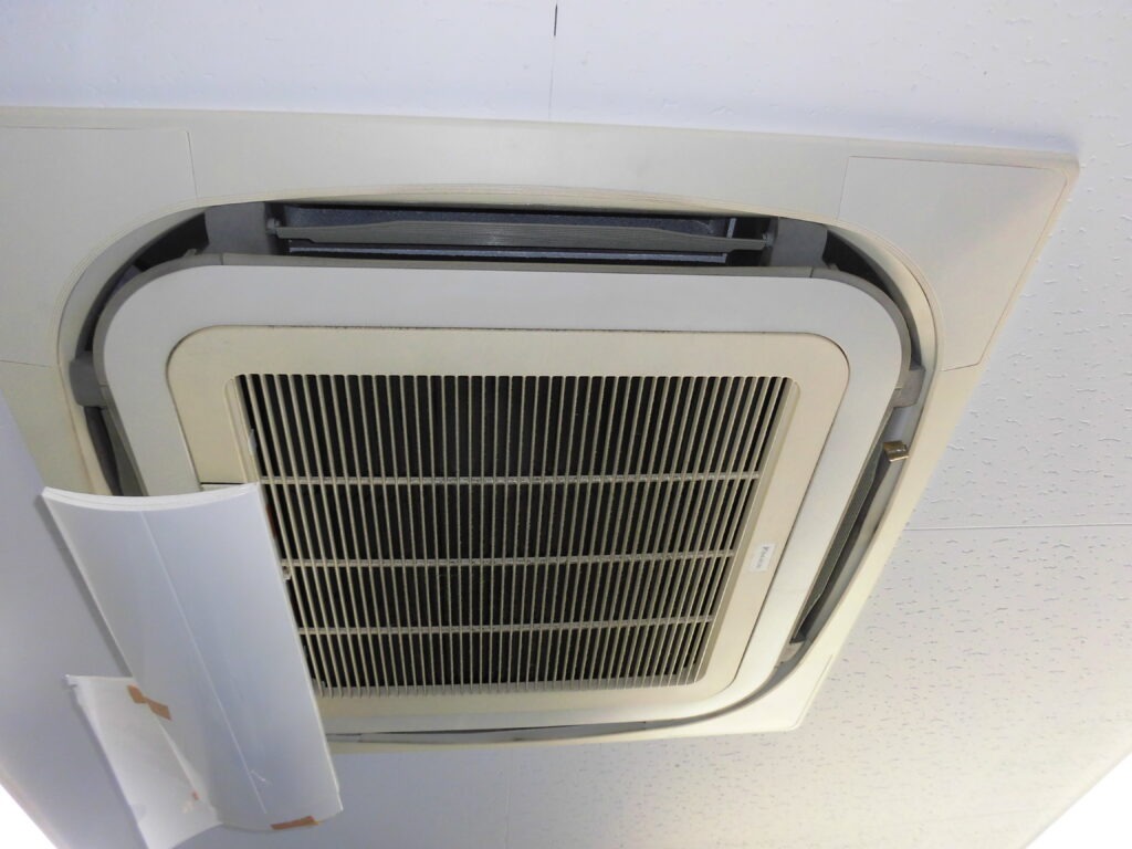 京都市の飲食店舗で業務用エアコンクリーニング 作業前