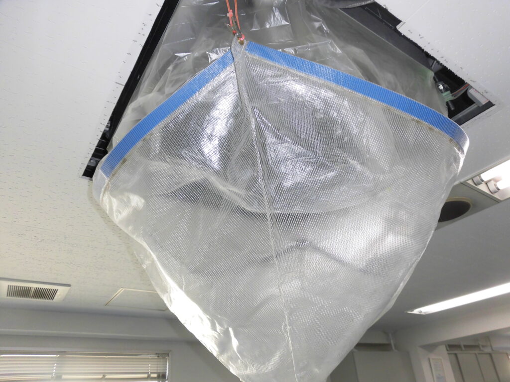 京都市の飲食店舗で業務用エアコンクリーニング 分解作業