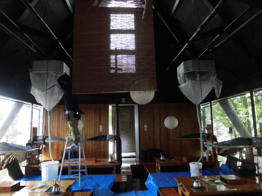 香芝市の店舗でエアコン分解作業