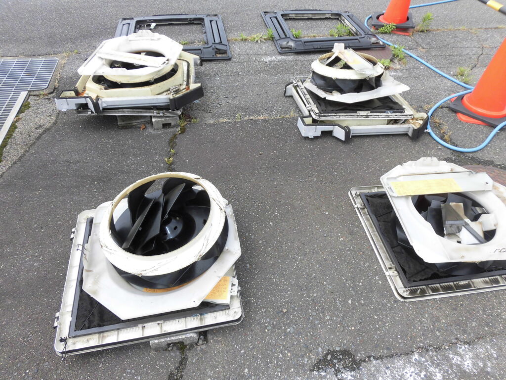 香芝市の店舗で業務用エアコン高圧洗浄