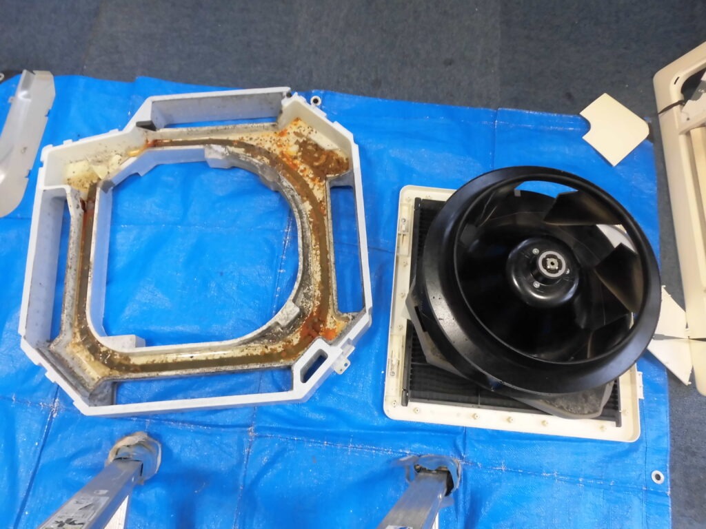 香芝市の学習塾で行った天井カセット型業務用エアコンの洗浄前