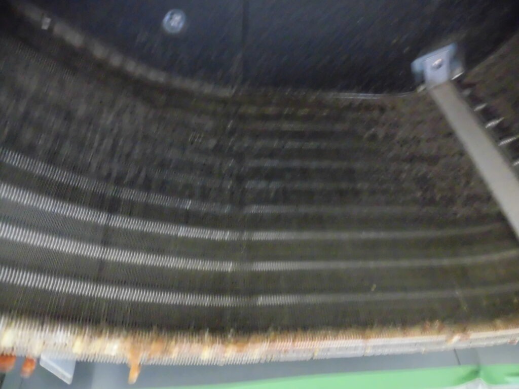 香芝市の教室でエアコン分解作業