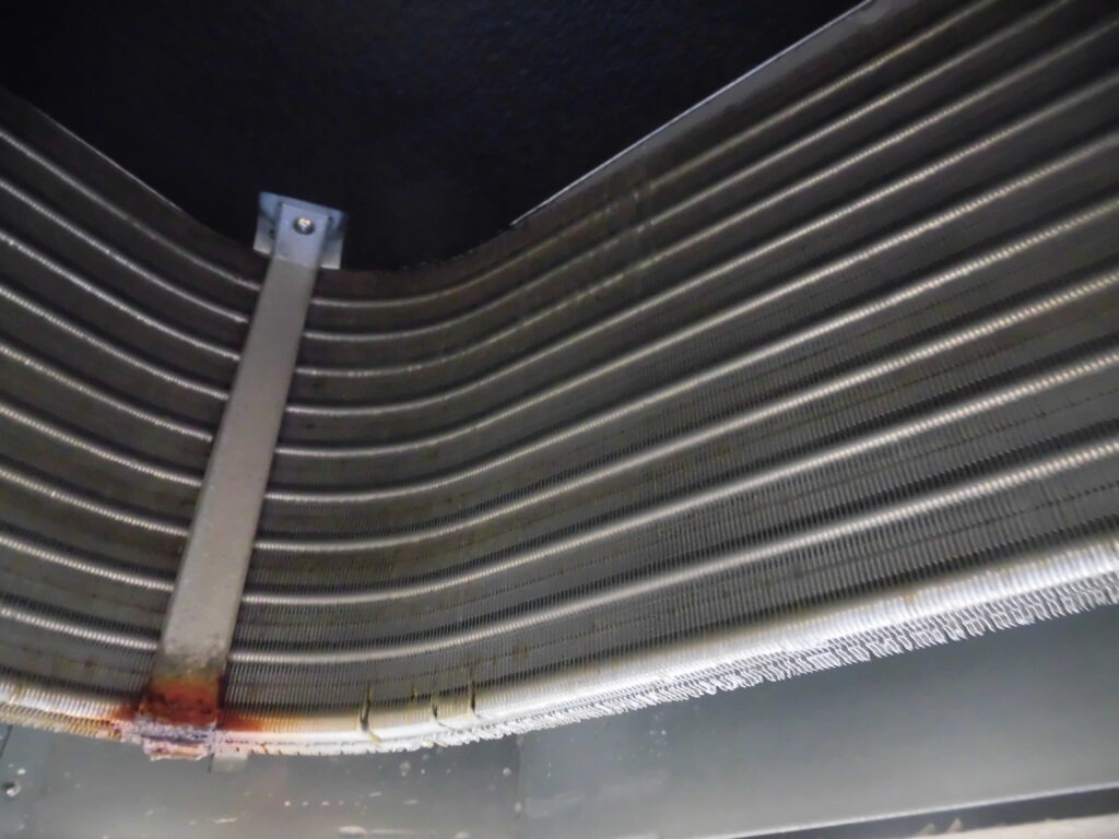 橿原市の整骨院で行った業務用エアコン分解作業