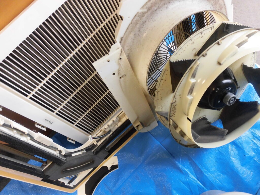 橿原市の整骨院で業務用エアコン内部洗浄