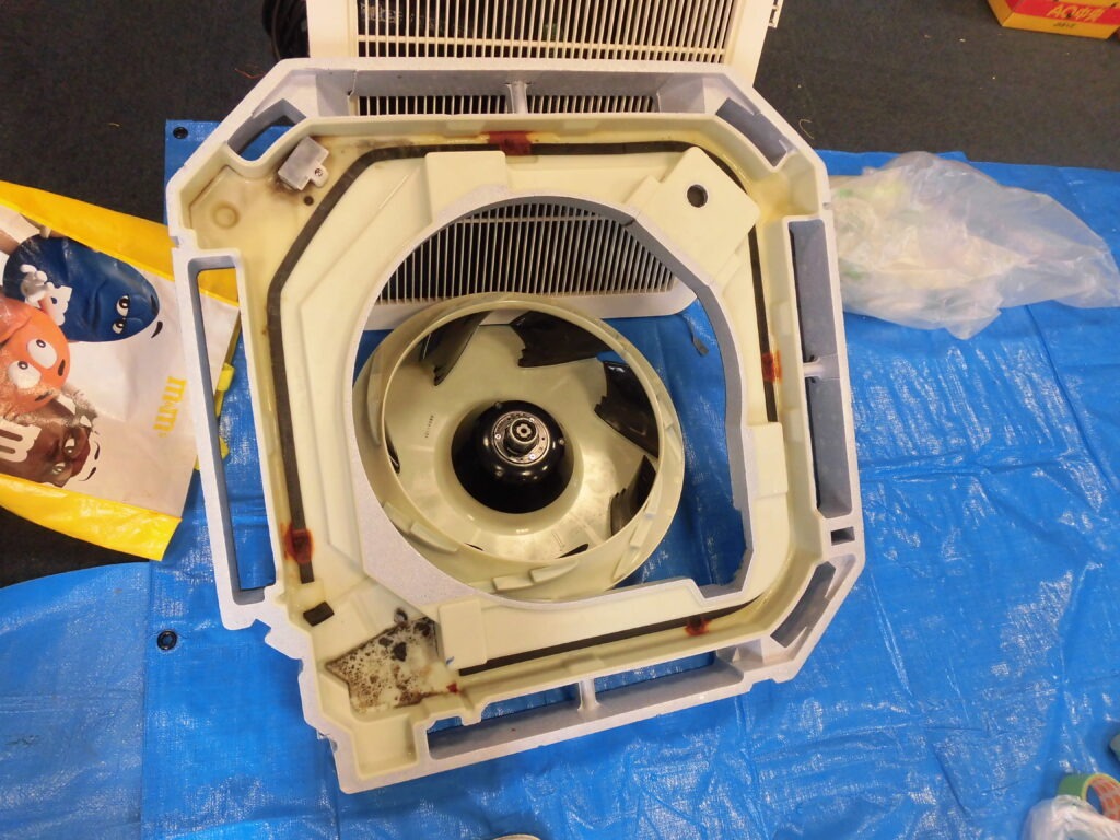 香芝市の学習塾で業務用エアコン高圧洗浄