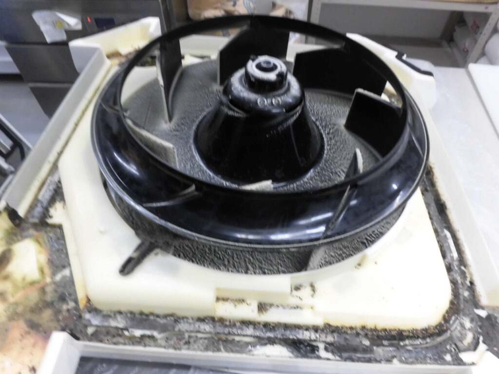 大和高田市の医院で業務用エアコン高圧洗浄