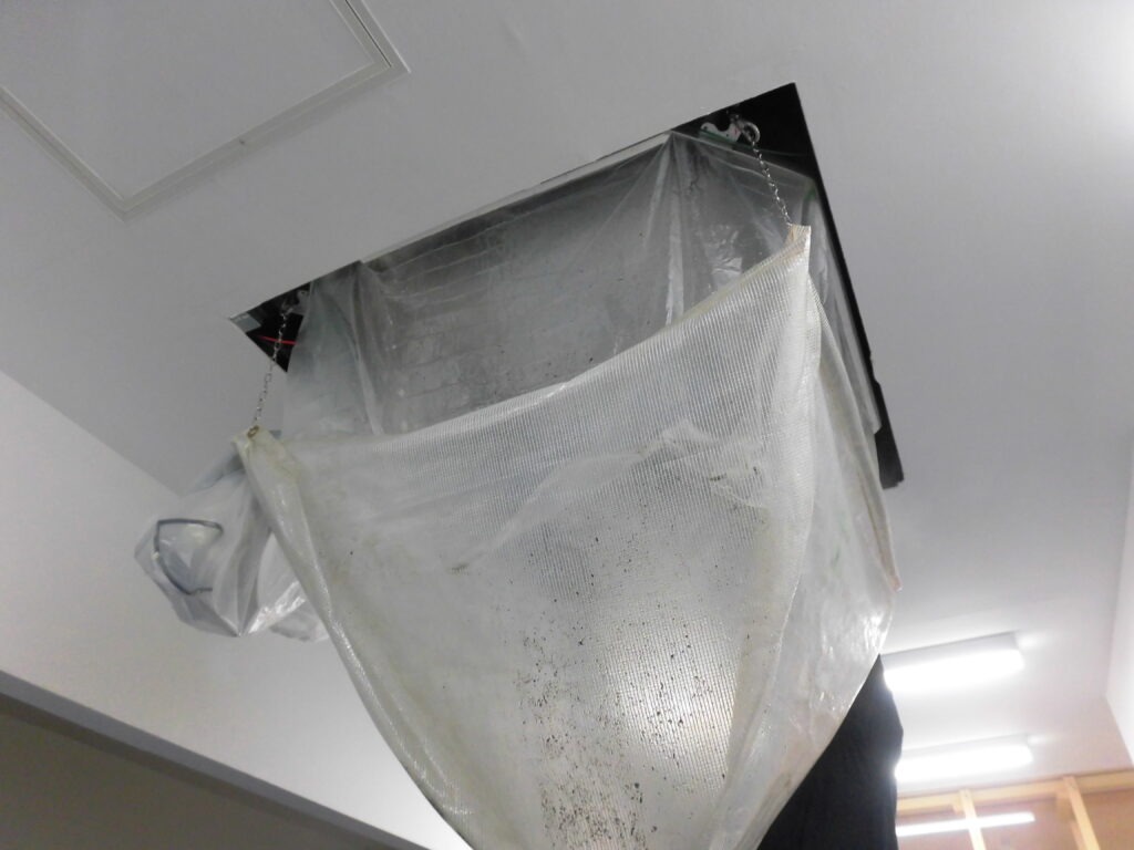 大和高田市の医療施設でエアコン分解