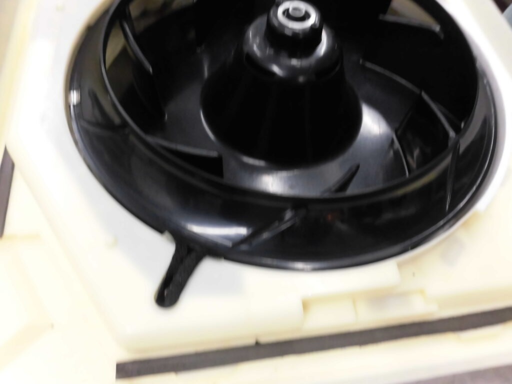 生駒市の店舗でエアコンドレンパン取り外し