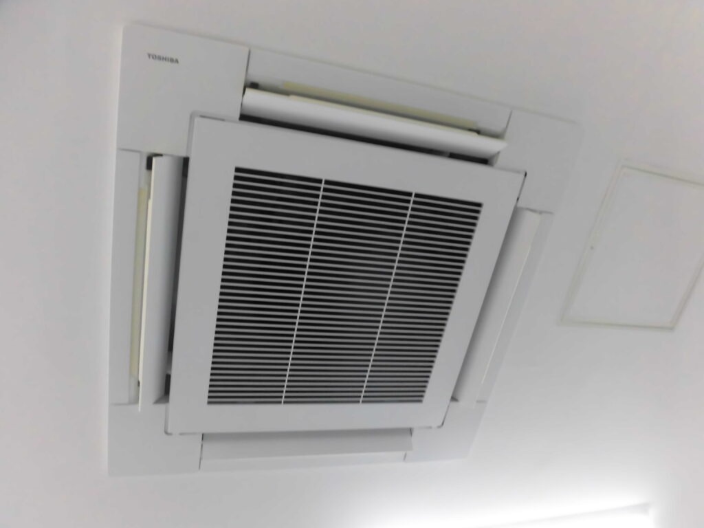 大和高田市の医院に設置された業務用エアコンの外観確認