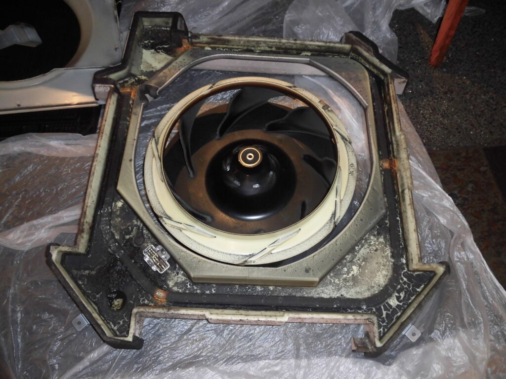 大和高田市の事務所でエアコン分解