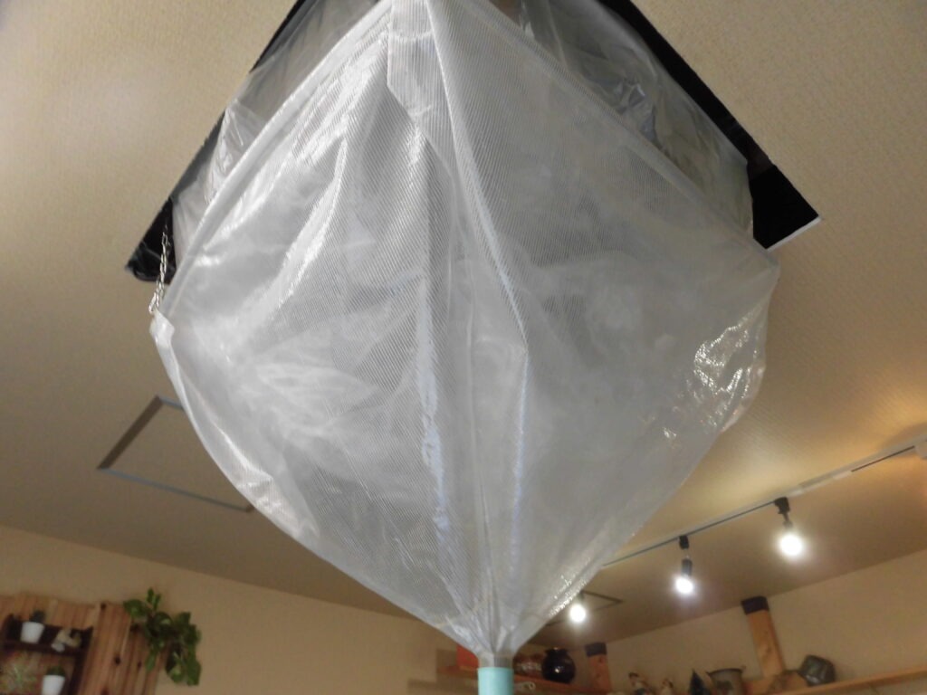 生駒市・橿原市・大和郡山市・大和高田市・香芝市の飲食店で行った業務用エアコンクリーニング作業中の養生カバー設置の様子